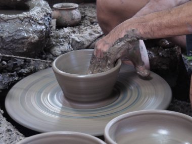 eller seramik yapıyor