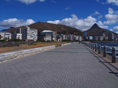 Yolu ile arka planda dağ deniz yanında.