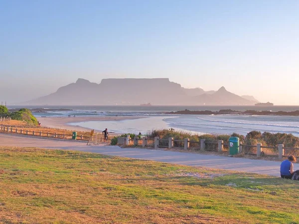 Uitzicht op de Tafelberg en Kaapstad gezien vanaf Big Bay Beach. — Stockfoto