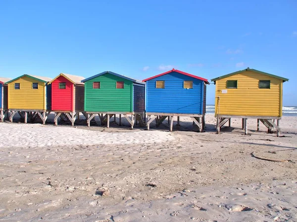 Kleurrijke strand hutten op Muizenberg — Stockfoto