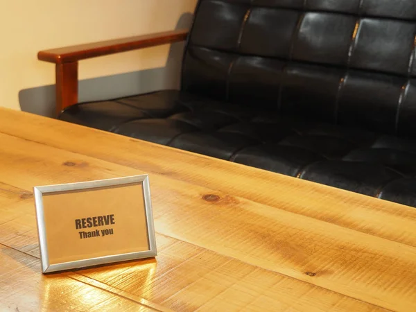 Panneau réservé sur table en bois — Photo