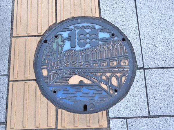 Una tapa de alcantarilla de la ciudad de Nagoya, Prefectura de Aichi, Japón . — Foto de Stock