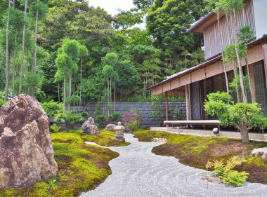 Çakıl yol, taş fener, taş ve ahşap binada Japon bahçesi