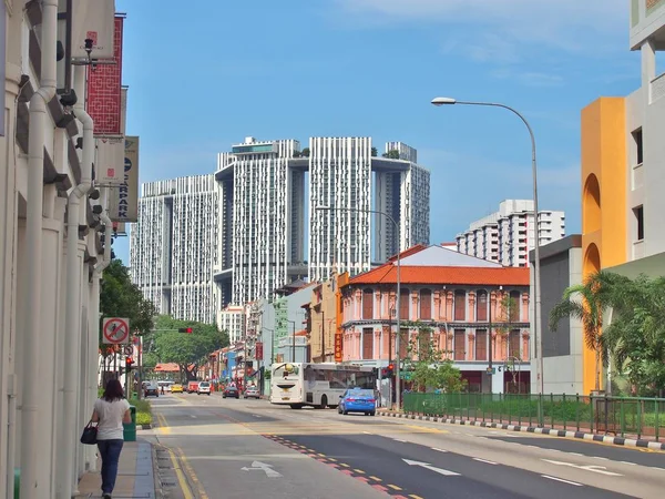 The junction of South Bridge Road with Upper Cross Street in Singapore's Chinatown. — Stock Photo, Image