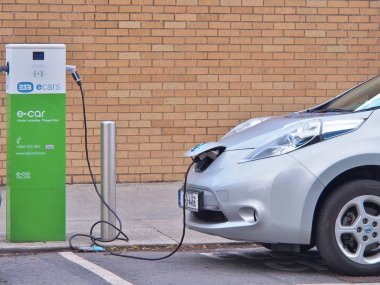 Elektrikli araç 'Ev' kamu ücret noktada elektrik şarj.