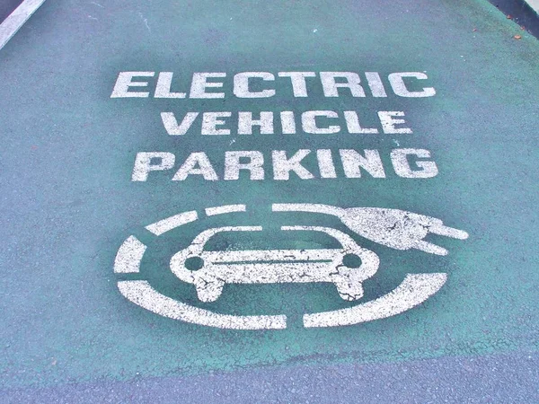 Miejsca parkingowe/garaż pojazd elektryczny — Zdjęcie stockowe
