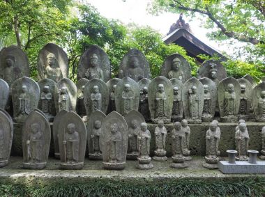 Japonya'da Kamakura, Hase-dera Tapınağı'nda Jizo Bodhisattva heykeller.
