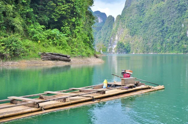 Cheow Lan Gölde yüzen bambu Sal. — Stok fotoğraf