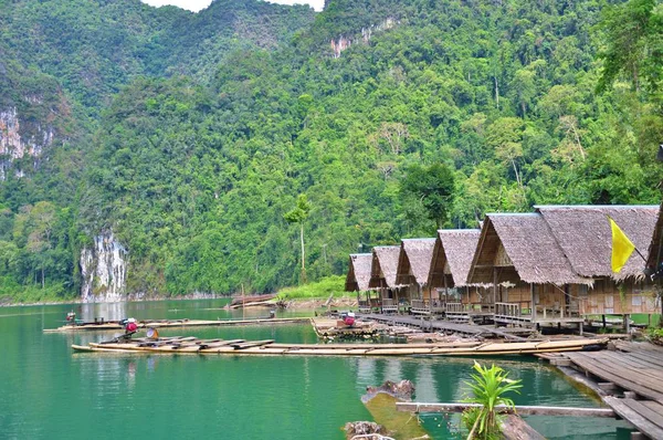 Bambuflottar flyter på Cheow Lan sjön. — Stockfoto