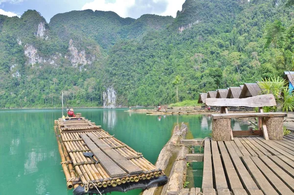 Bambusfloß schwimmt auf Kausee. lizenzfreie Stockbilder