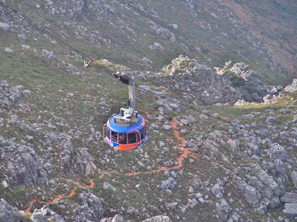 Kabelbaan brengt vele toeristen tot de tabel Mountain National Park — Stockfoto