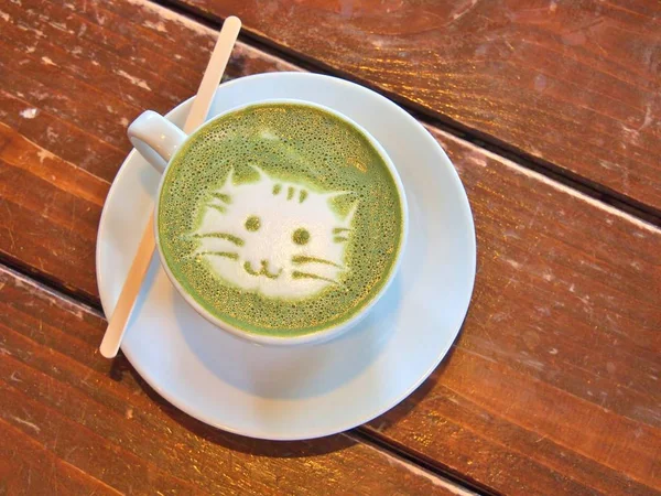 Matcha Grüntee Latte mit Latte Art "Katzengesicht" lizenzfreie Stockfotos