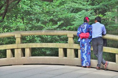 Japon çift duran köprüde arkadan görünüş