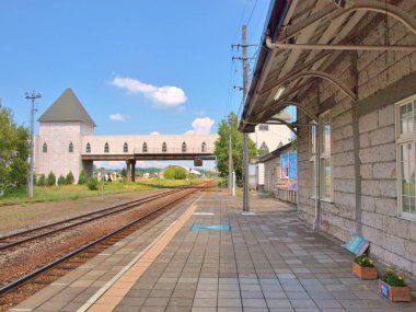 Demiryolu parça ve Biei istasyonu platformu. Biei kanalıdır Furano hatta Biei, Hokkaido, Japonya, Hokkaido demiryolu şirketi veya Jr Hokkaido tarafından işletilen bir tren istasyonu.