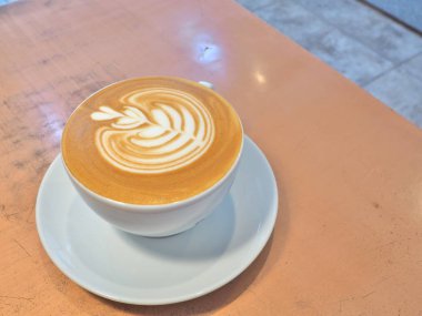 Kahve latte sanat - lale, üstten görünüm kopya alanı ile tablo.