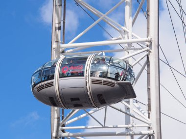 Londra, Uk - 16 Kasım 2019: Londra Gözü ve kapsüldeki yolcuların görüntüsü. London Eye (135 metre yüksekliğinde, 120 metre çapında), Londra 'nın en ünlü turistik merkezlerinden biridir..