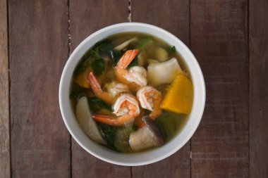 Tay baharatlı karides ile sebze çorbası karışık