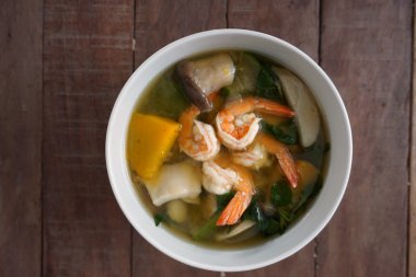 Tay baharatlı karides ile sebze çorbası karışık