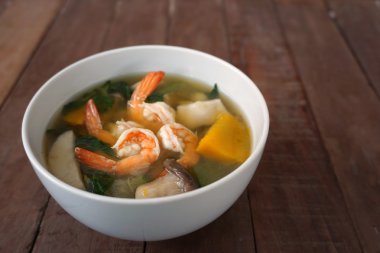 Tay baharatlı karides ile sebze çorbası karışık 