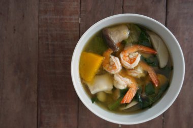 Tay baharatlı karides ile sebze çorbası karışık 