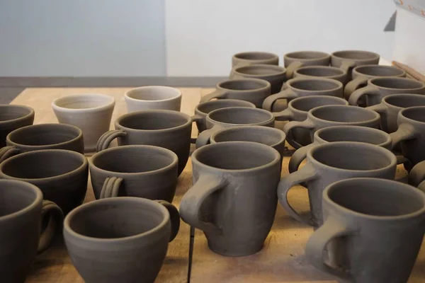 Группа глиняных чашек — стоковое фото