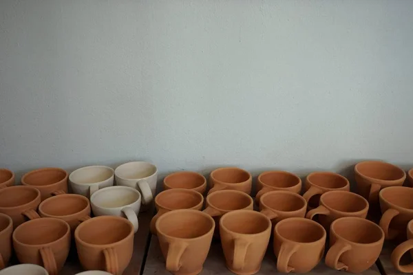 Група глиняних чашок — стокове фото