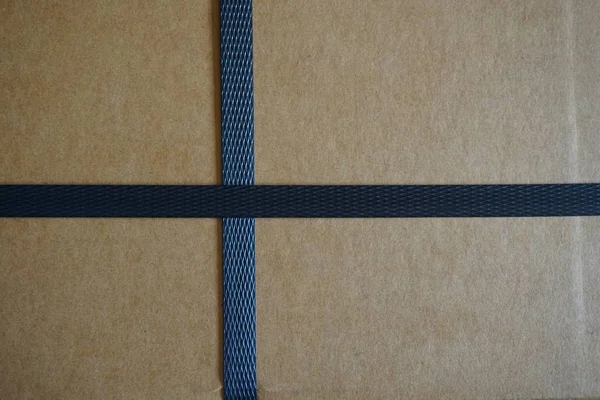 Pudełko kartonowe z paskami — Zdjęcie stockowe