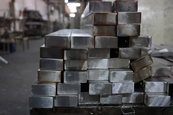Rozsdamentes acélcsövek négyzet alakú halom — Stock Fotó