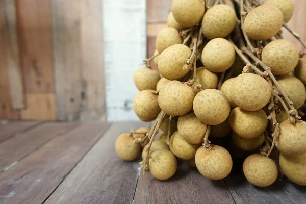 Longan-Früchte auf dem Holz-Hintergrund — Stockfoto