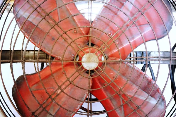 Oude metalen rode fan — Stockfoto