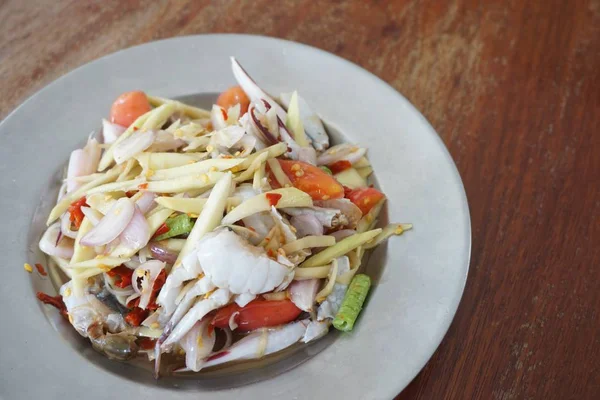 Krydret mangosalat med blå krabbe – stockfoto