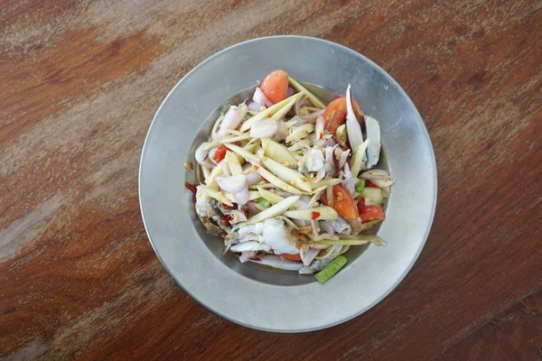 Salad mangga pedas dengan kepiting biru — Stok Foto