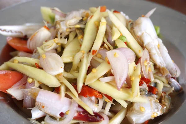 Salad mangga pedas dengan kepiting biru — Stok Foto