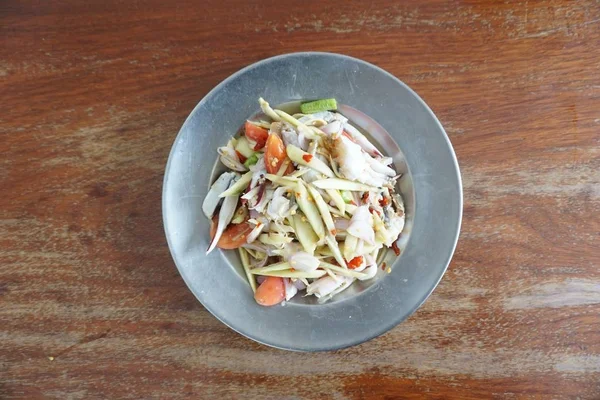 Пряный манговый салат с голубым крабом — стоковое фото