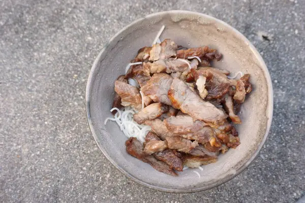 Fatia de porco assado com macarrão chinês — Fotografia de Stock