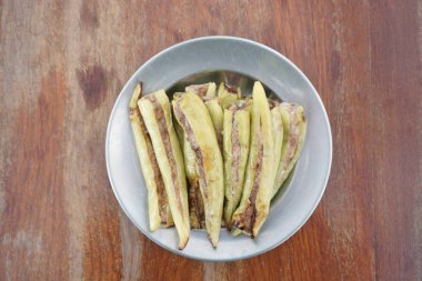 Kıyılmış domuz kızarmış yeşil biber dolması 