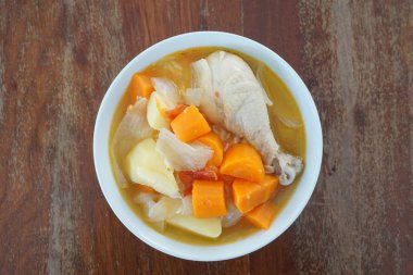 Tavuk ve patates çorbası 