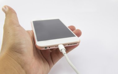 Beyaz arka plan üzerinde şarj cihazı ile Smartphone