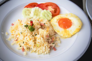 kızarmış pilav ve kızarmış yumurta