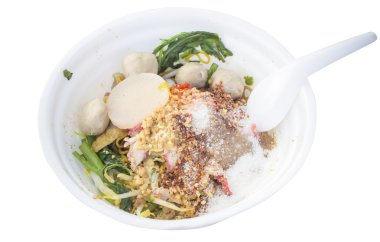 Taş masada kuru erişte köpüğü ile bir kase