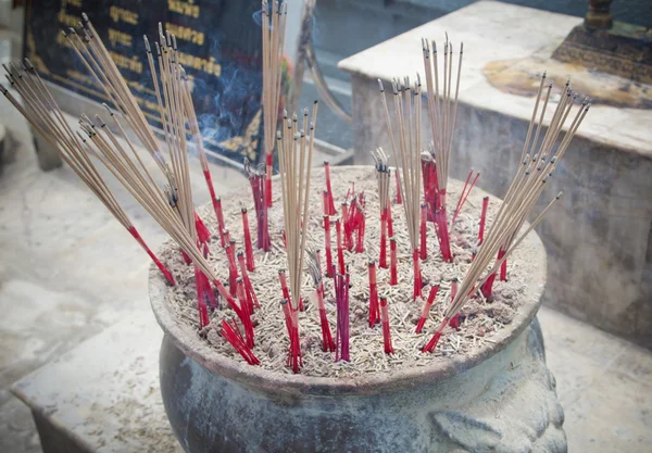 Wierookbrander in Thaise tempel — Stockfoto