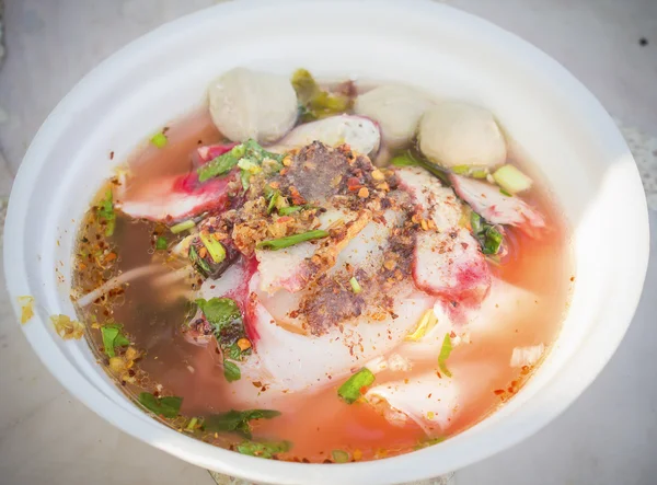 Nudelsuppe mit Fischbällchen und roter Soße. — Stockfoto