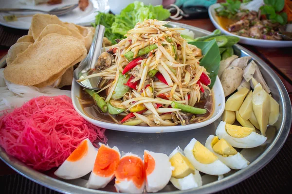 Bandeja de ensalada de papaya, comida tailandesa —  Fotos de Stock