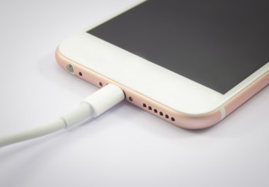 Beyaz arka plan üzerinde şarj cihazı ile Smartphone