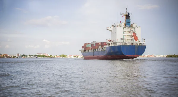 Navio de carga de contentores totalmente carregado que sai das cidades costeiras, na CHOPR — Fotografia de Stock