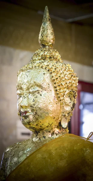 Золоченая голова Будды с золотым листом . — стоковое фото