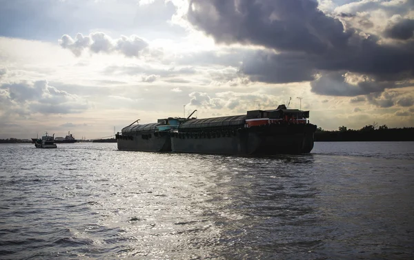 Tug boat drags barge — Stock Photo, Image
