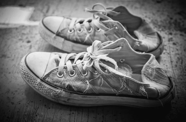 Пара старых кроссовок на деревянном фоне — стоковое фото
