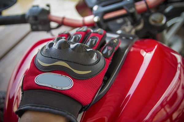 Guantes rojos de carreras de motocicletas —  Fotos de Stock