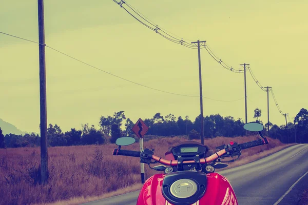 Bir motosiklet üzerinde binme — Stok fotoğraf